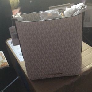 Michael Kors Kimberly bucket bag